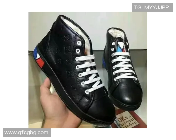 昆凌与足球明星亲密合影展现运动魅力与时尚风采的完美结合