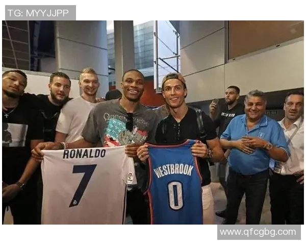 明星同框海外篮球与足球巨星亲密合影展现运动魅力与友谊的精彩瞬间